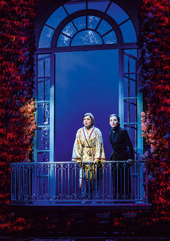 Nienke Latten (Ich), Willemijn Verkaik (Mrs. Danvers) ©Foto: VBW Deen van Meer 